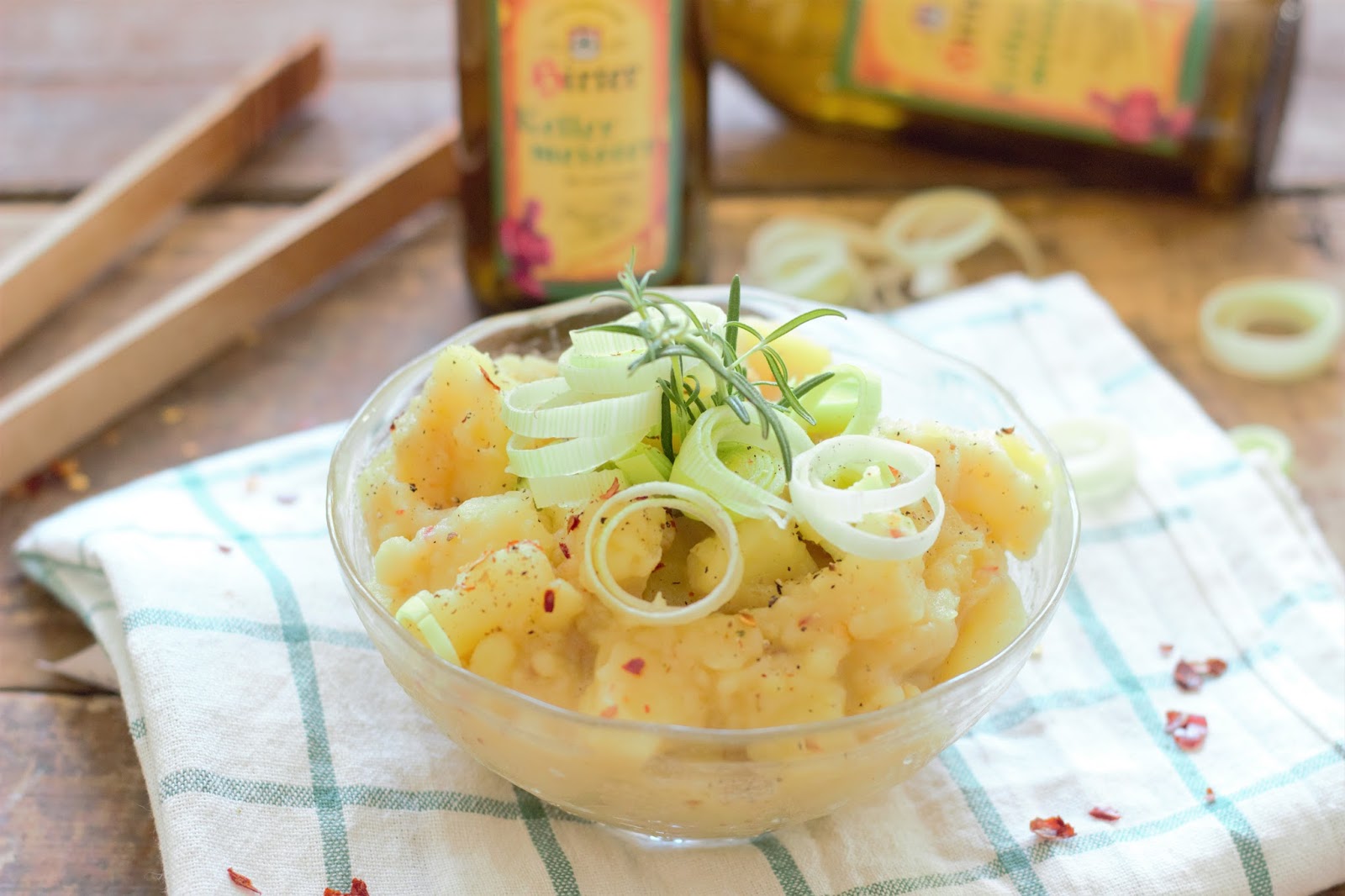 Kartoffelsalat mit Bier, Lauch und Chili