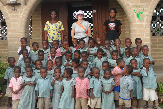 Immagini della scuola materna della missione in Africa
