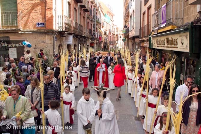 http://interbenavente.es/not/11175/los-ninos-acompanaron-a-jesus-en-la-borriquilla-en-la-primera-procesion-de-semana-santa/