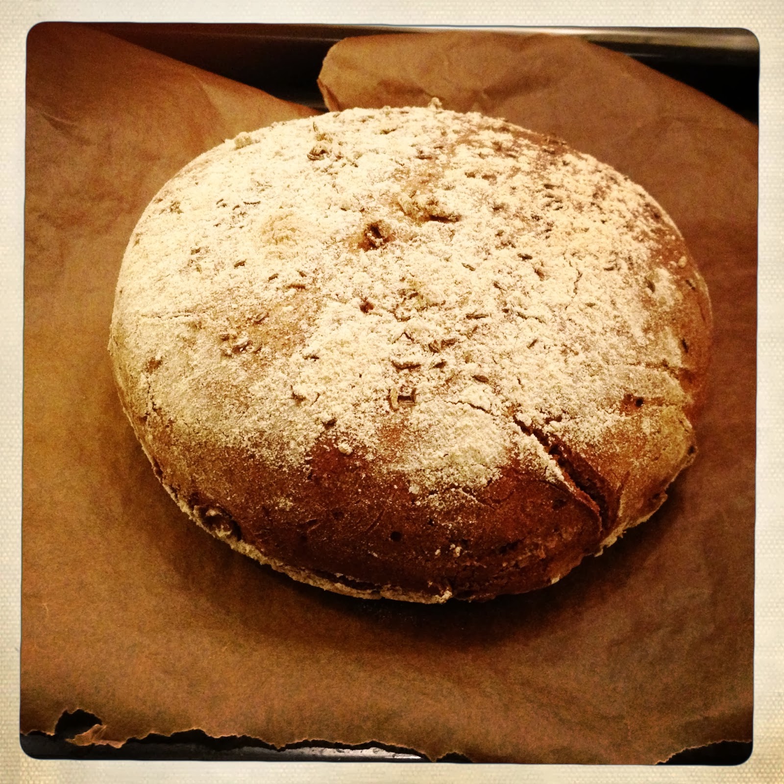 KRUSTENBROT mit KORIANDER, KÜMMEL und NIGELLA