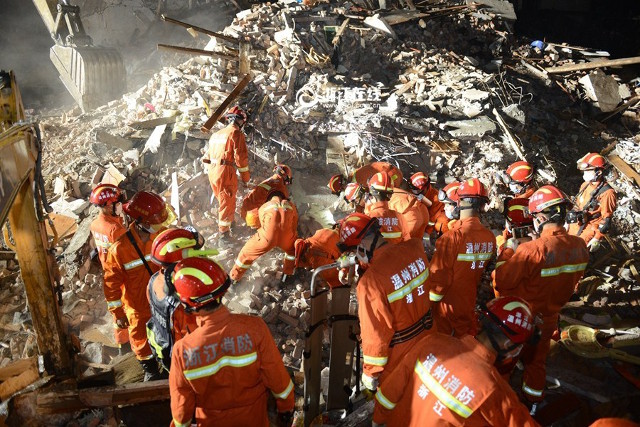 Bikin Nangis, Tertimpa Reruntuhan Gedung, Gadis 3 Tahun ini Selamat Terlindungi Jasad Ayahnya
