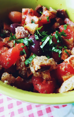 Włoska sałatka - Panzanella sałatka z wykorzystaniem czerstwego pieczywa