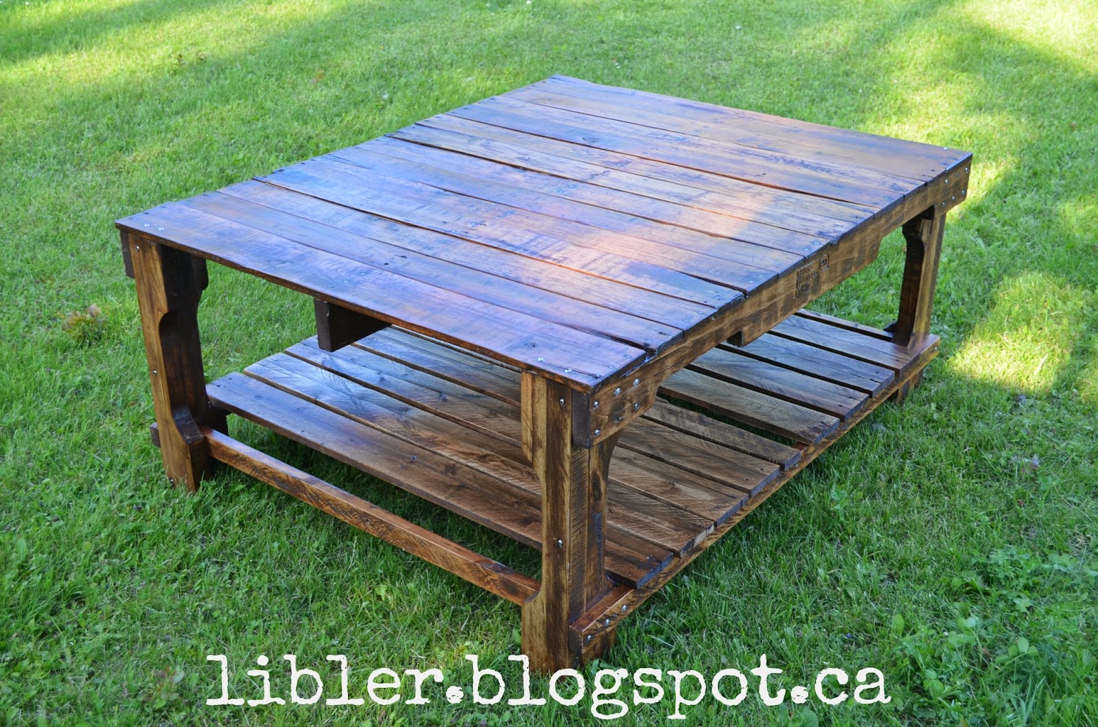 Pallet Coffee Table With A Drawer Vintage Inspired Pallet Coffee Table