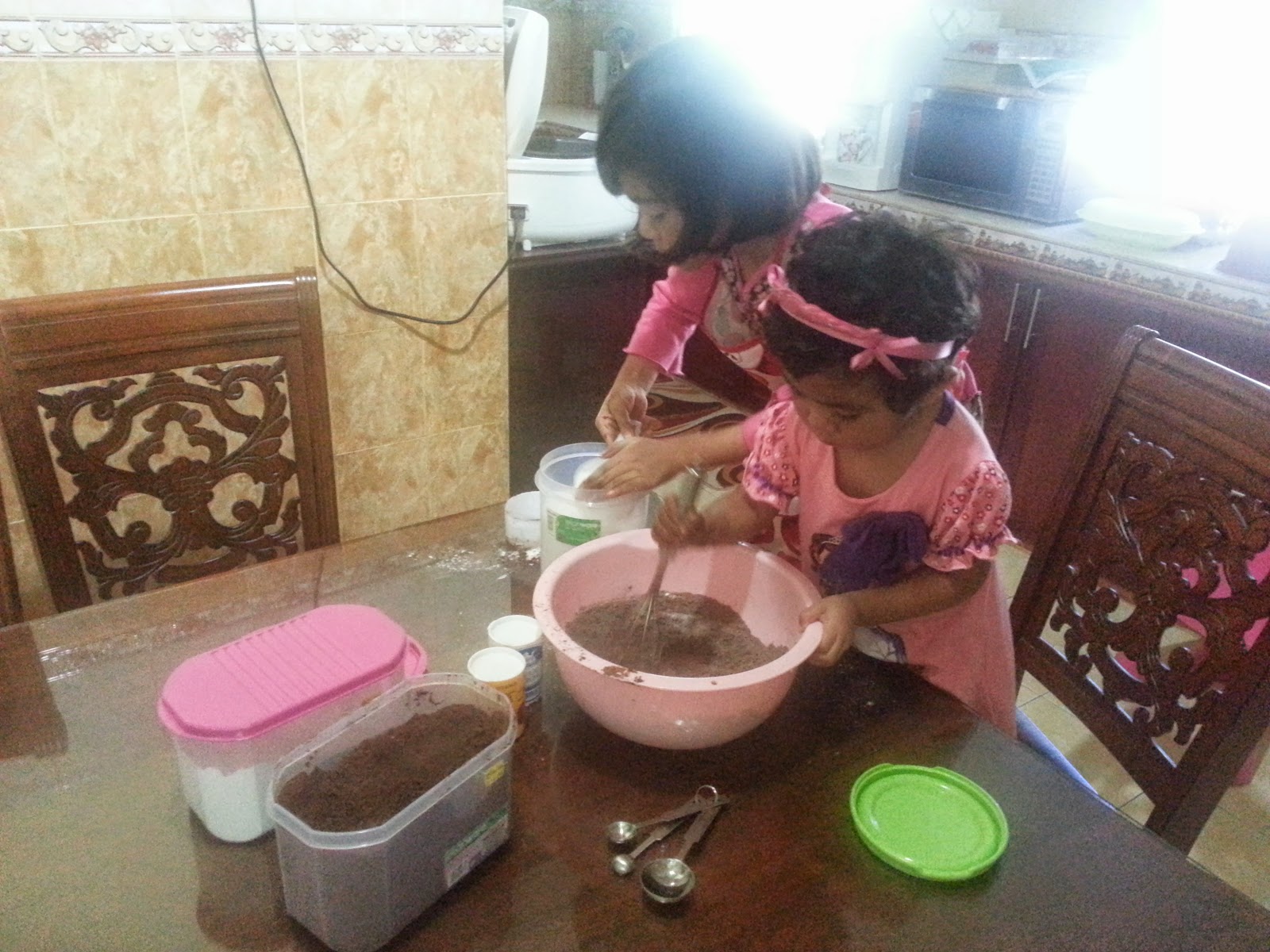 Mama Homeschool Chef Cilik Di Dapur Mama Minta Kakak Dan Adik Buatkan Cupcake Lat Lebih Byk Bg Anak2 Buat Sendiri A Tolong Masukkan Adunan Tu Dlm Cup Kukuskan Je