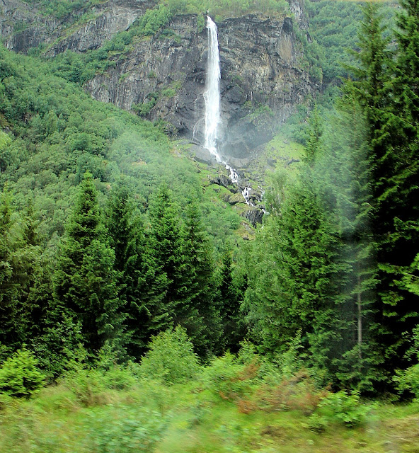 Vibmesnosi Mountain and the Rjoande Waterfall or Rjoandefossen in Håreina.