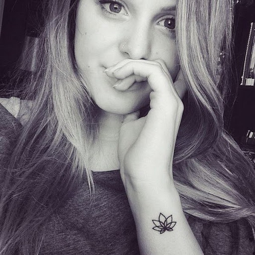 Pequena Tatuagem de Lótus no Braço para Meninas