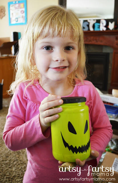 Kids Fun Halloween Jars at artsyfartsymama.com #kidscrafts #Halloween