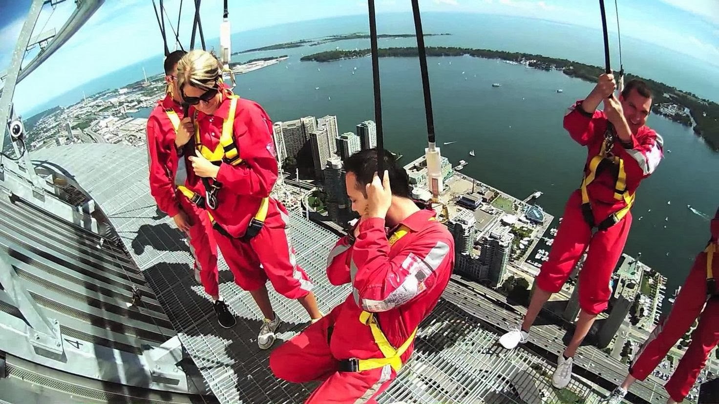 пройтись по миру. хуашань аттракцион. тропа смерти гора хуашань китай экстремальный туризм. канада си-эн тауэр смотровая площадка. Edgewalk, канада.