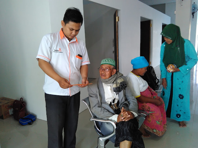 Pemeriksaan pasien dhuafa oleh team Kesehatan Lazismu Jember