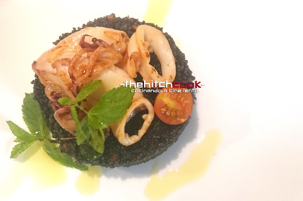 CUSCUS NEGRO CON CHIPIRONES Y ACEITE DE MENTA