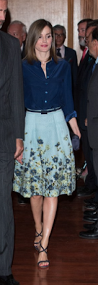 Top Felipe Varela / jupe Carolina Herrera / sandales Carolina Herrera / pochette Felipe Varela