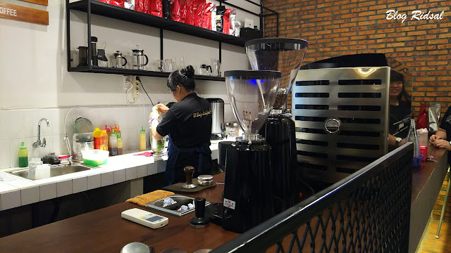 D'Raja Coffee Gatot Subroto kota Medan: Cabang Baru dengan Suasana Keluarga - Melihat Barista meracik kopi