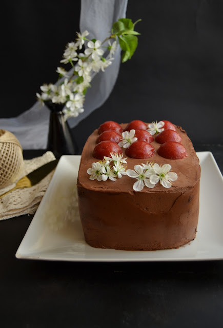 Tort cu ciocolata, crema de lapte si jeleu de capsune