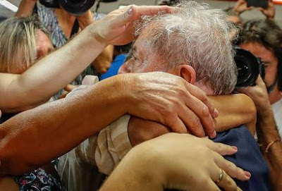 Lula cogita não se entregar à PF, e defesa aguarda decisão do STJ Lula cogita não se entregar à PF, e defesa aguarda decisão do STJ