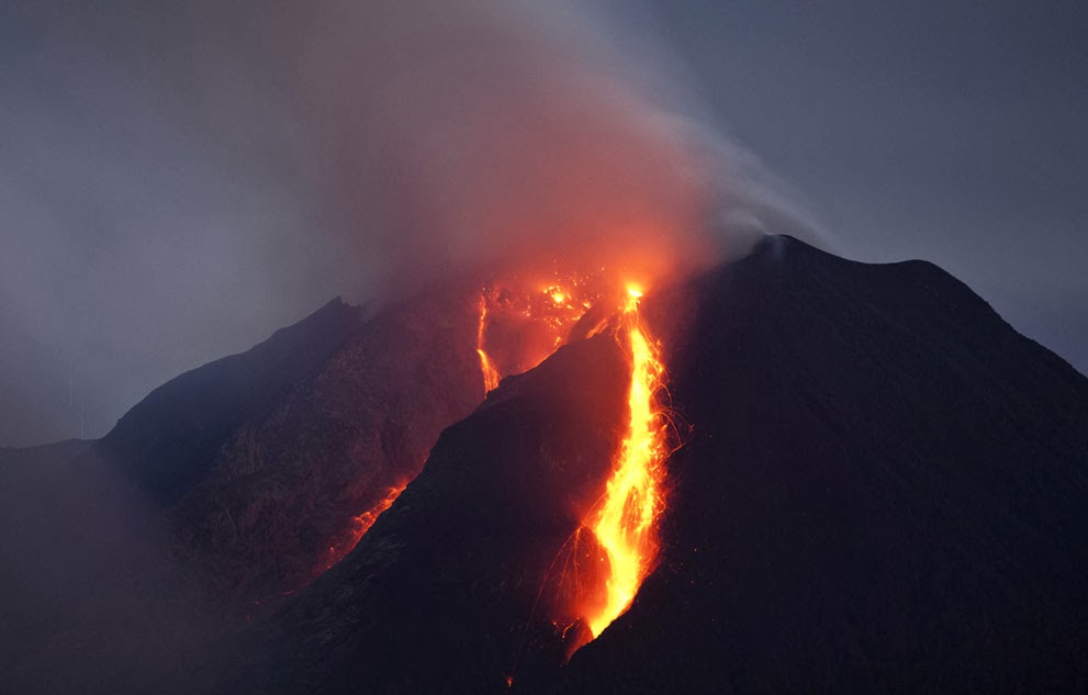 Lava pijar mengalir turun dari kubah lava Gunung Sinabung, di Kabupaten Karo, Sumatera Utara,