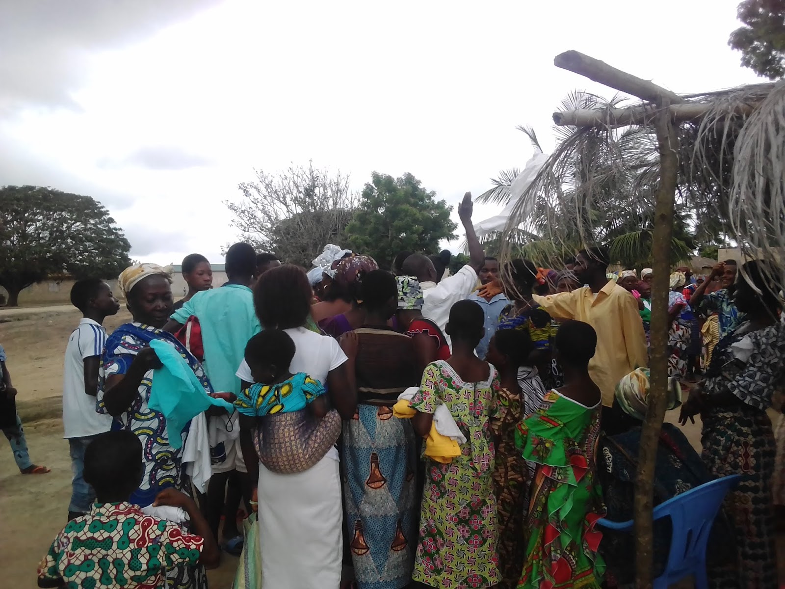 Ajeona Don Des Vetements Et Des Livres Chemin De Lumiere Et De