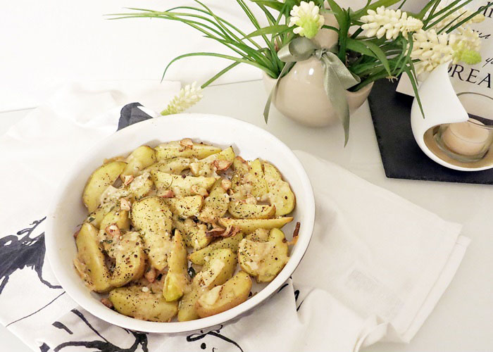 Bratkartoffel mit Kräutern und Parmesan überbacken