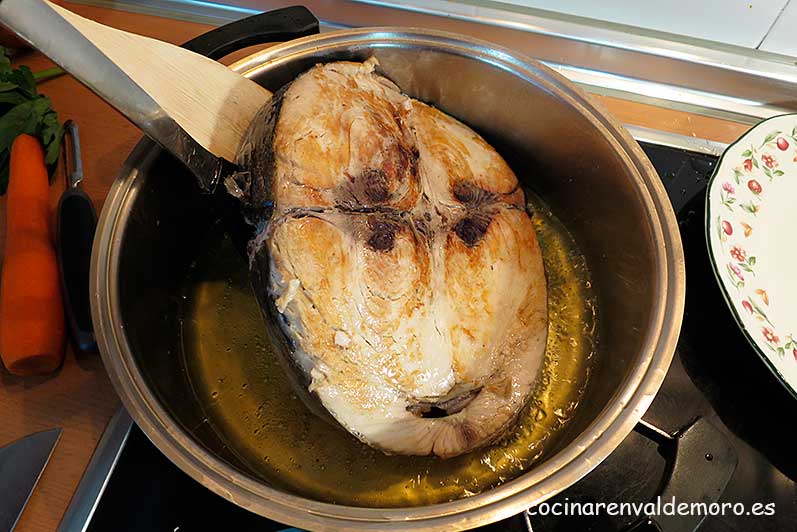 Dándole la vuelta para dorarlo