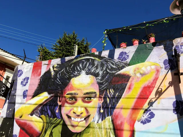 Valparaíso Street Art: Girl with arms behind her head