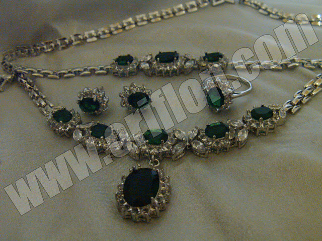 set perhiasan warna hijau