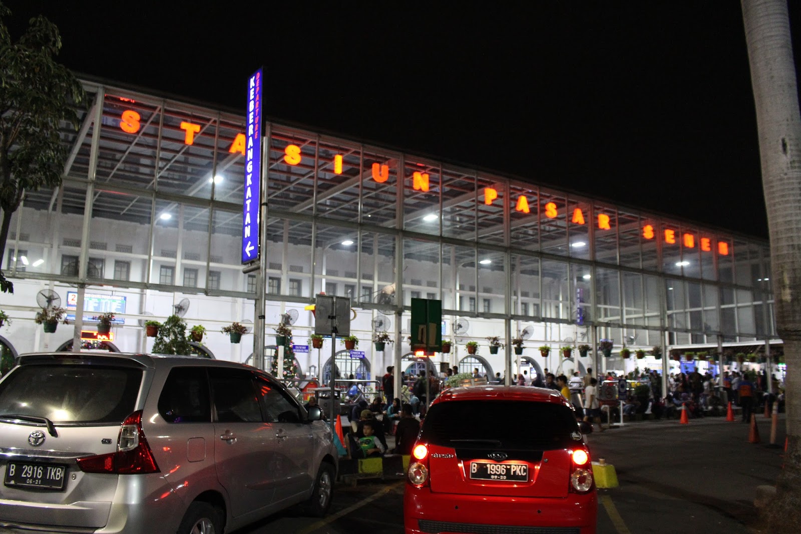 Stasiun Kereta Api Pasar Senen Jakarta, Diserbu penumpang yang akan