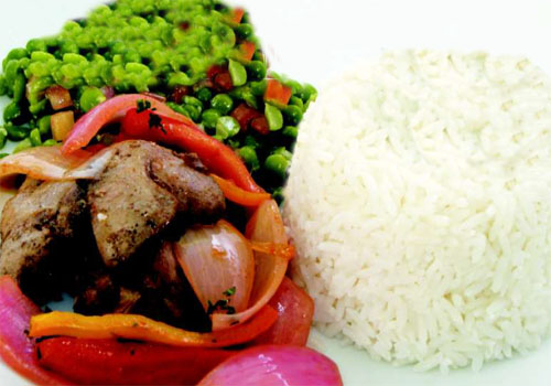 Arvejas partidas con hígado saltado
