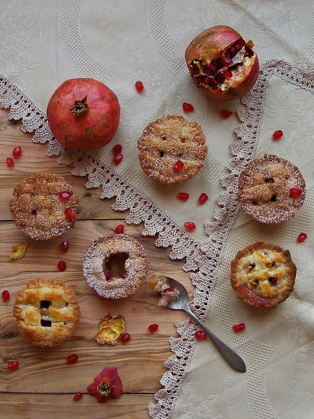 Mini pies de manzana, granada y canela