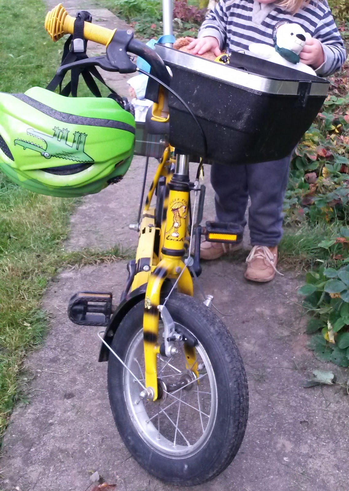  Foto zu Zange und Hammer: Puppen Kindersitz fürs Fahrrad aus altem Fahrradkoffer 