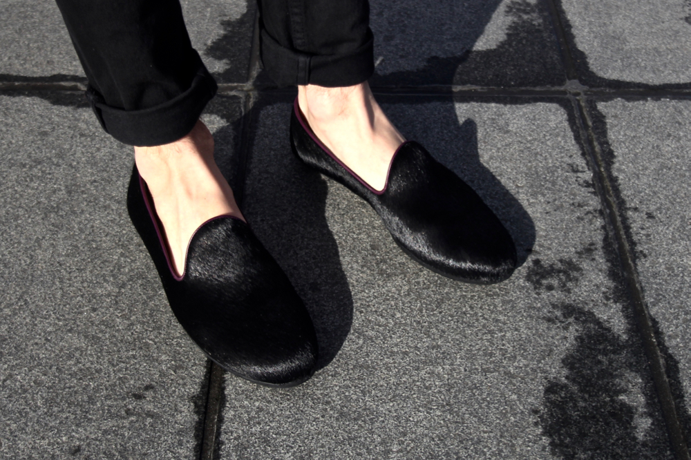 BLOG-MODE-HOMME_galet-chausson-loafers-mocassins-luxe-poulain-poil-dries-van-noten-apc-jeans-givenchy-dinh-van-bordeaux-miroir-eau-mec