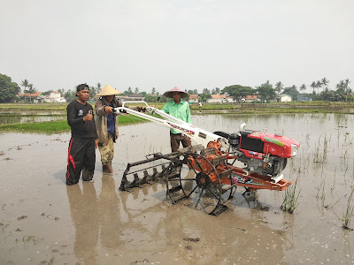 Kelompok Tani Kampung Malang Uji Coba Bantuan Mesin Traktor dari Partai Gerindra