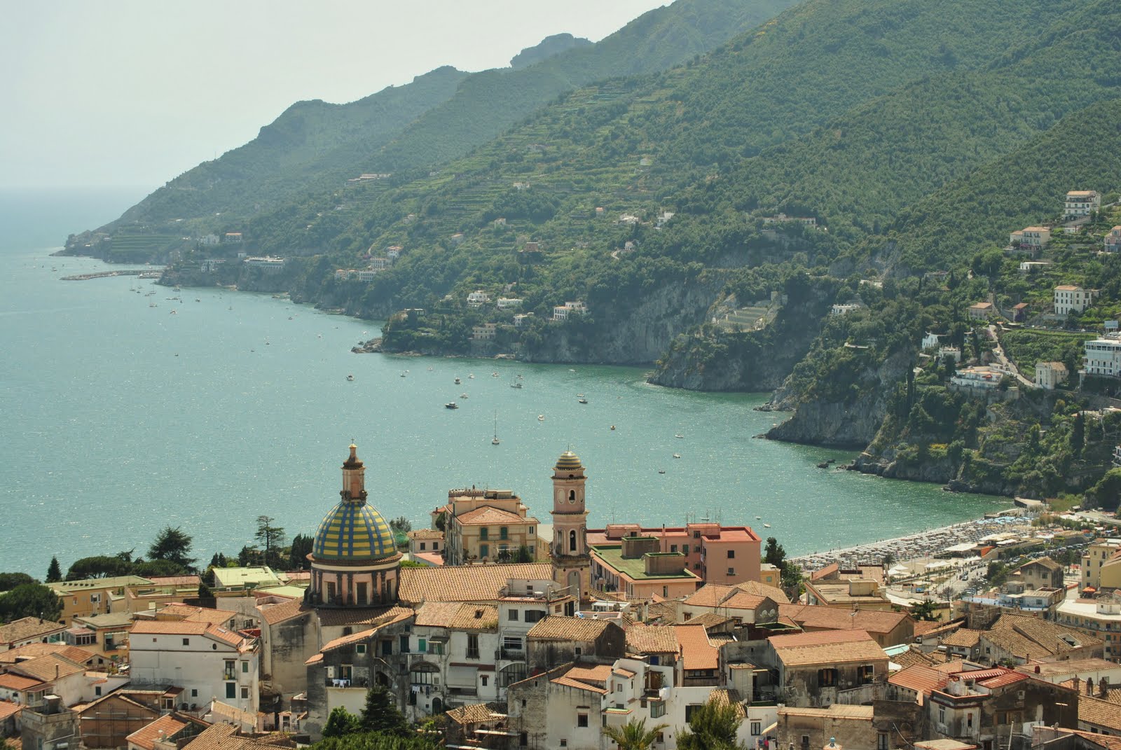 el vicio de la algarroba Vietri sul Mare, perla amalfitana