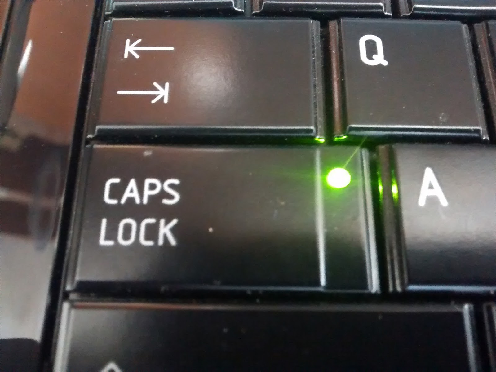 Капслок клавишами. Капс лок на клавиатуре. Клавиша caps Lock на клавиатуре. CAPSLOCK на клавиатуре. Caps Lock на ноутбуке.