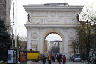 Arco de Triunfo la Puerta de Macedonia, en la Plaza Pella.