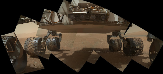 Foto das rodas e do assoalho do Curiosity em Marte
