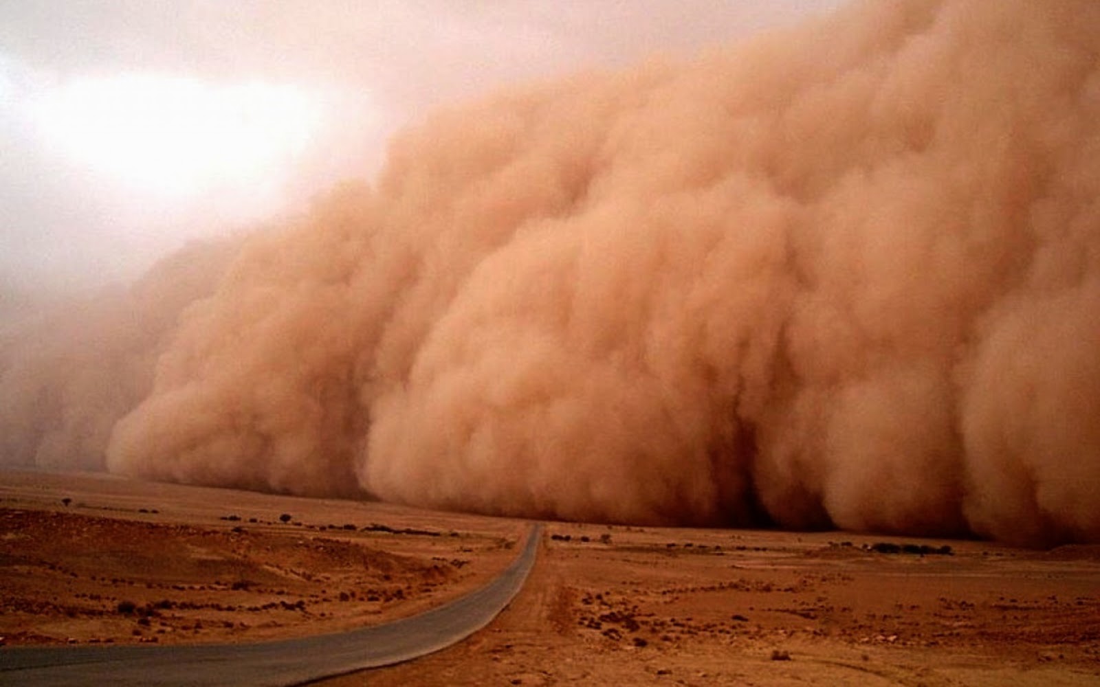 Песчаная буря в Аравийской пустыне. Песчаная буря Геншин. Песчаная буря в пустыне сахара. Песчаная буря Актау. Ветер пыль дорог