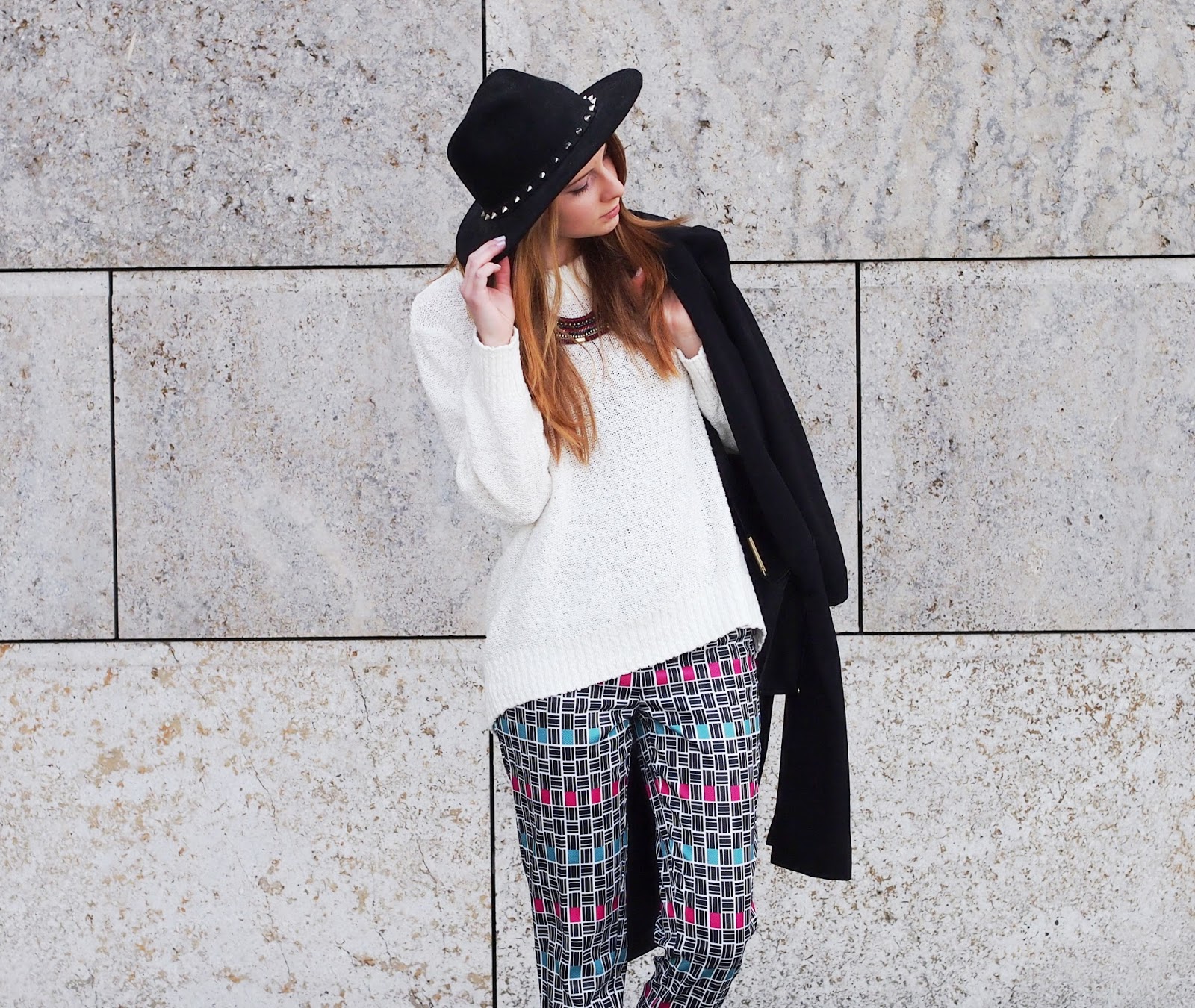 Outfit Weisser Pullover Gemusterte Stoffhose Und Schwarzer Mantel The Fashionable Blog