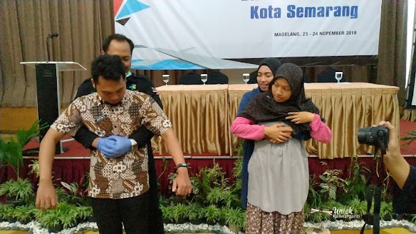 Resusitasi Jantung Paru dengan manuver heimlich manuver heimlich