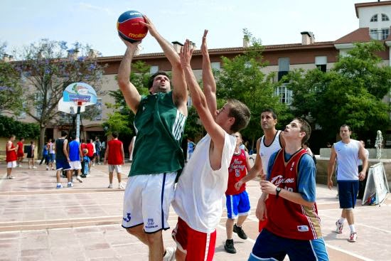 El baloncesto en la calle con amigos