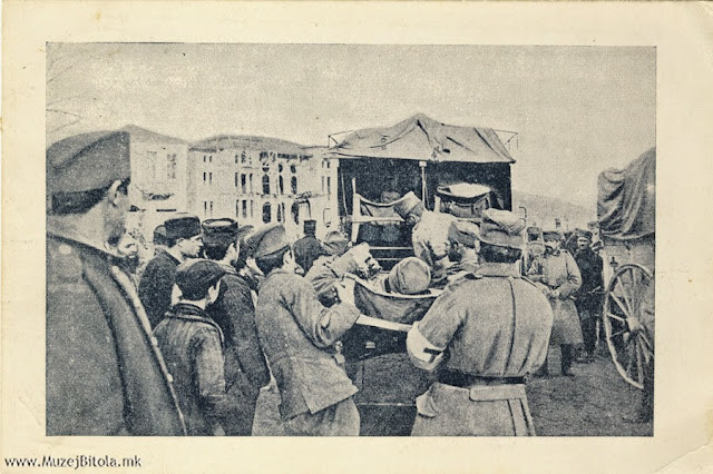 „РАТ НА БАЛКАНУ 1912 ПРЕНОС РАЊЕНИКА ИЗ БИТОЉ У БЕОГРАД. „Разгледница од издавачот С.Ф. Огњановиќ од Нови Сад. Испратена до: Зорки ЈованчиќНиш, Звечанска ул.44 Нови Сад 15/III, 19 Теби и све остале много поздравља, родитељима љубим руку. Веља