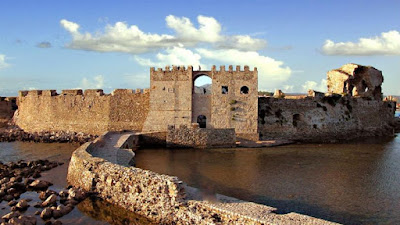 Τα μυστικά των μεσαιωνικών κάστρων – Κρυφά περάσματα, πύλες θανάτου και ο ρόλος της τάφρου  