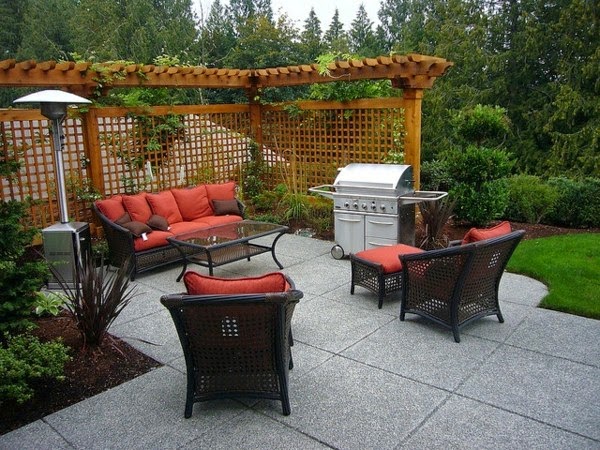 Relax in the seating area in the garden!