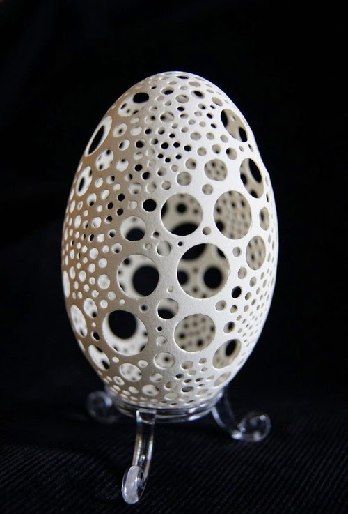 15-Piotr-Bockenheim-Carved-Goose-Eggs-Sculptures-www-designstack-co