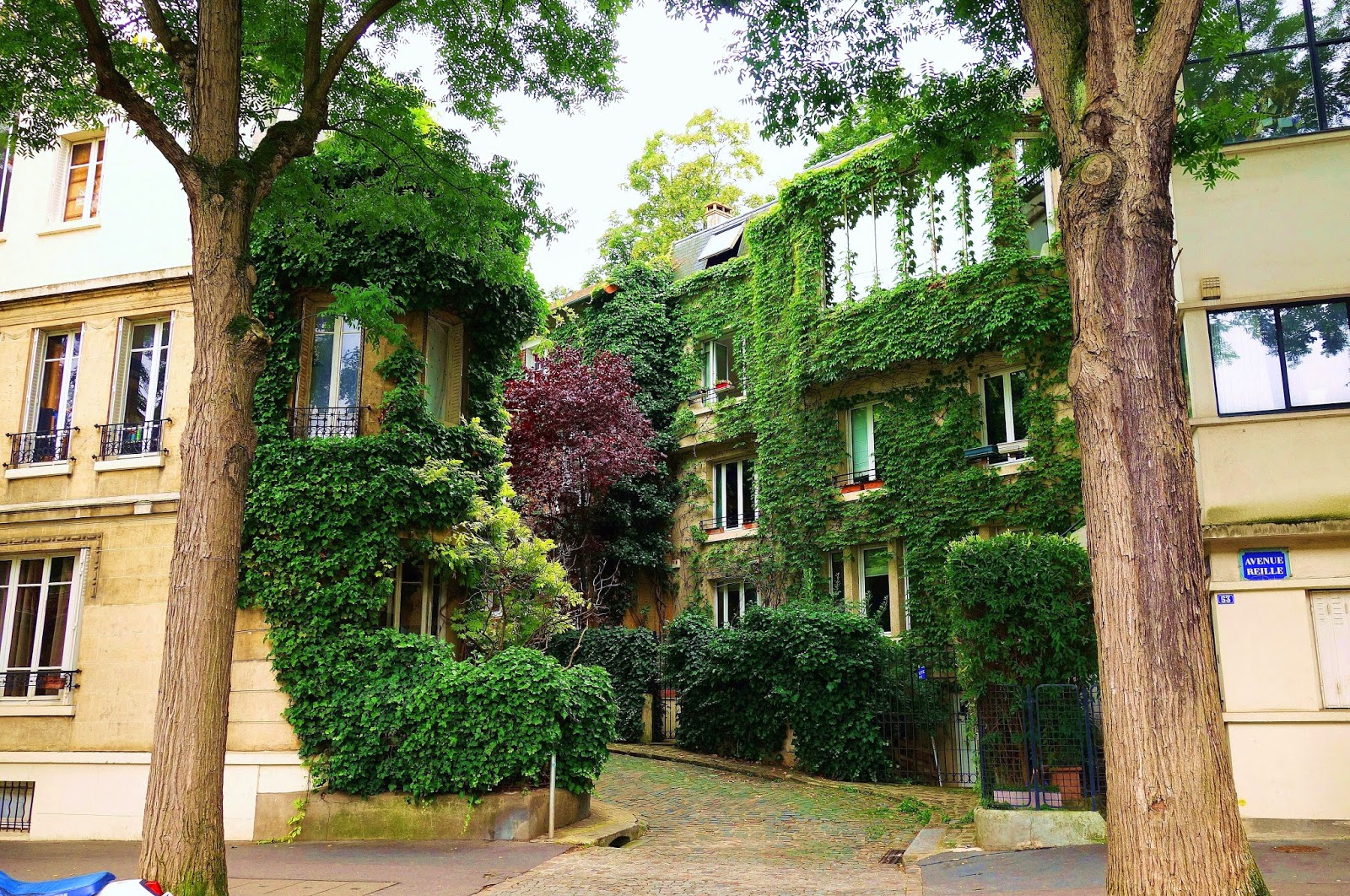 Paris Square de Montsouris l'insolite, verdoyante allée résidentielle