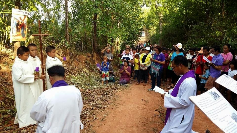 Sacerdotes, seminaristas y monaguillos y pueblo Xtno. en Tailandia