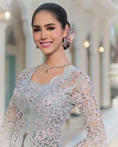 Issaree Mungman – Most Beautiful Thai Trans Model in Traditional Dress ...