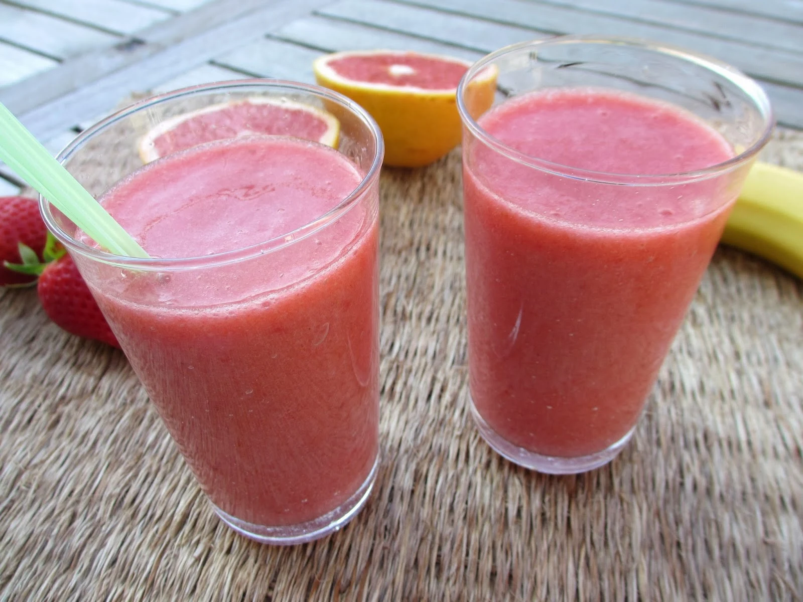 COOKING JULIA : SMOOTHIE FRAISE-BANANE-PAMPLEMOUSSE