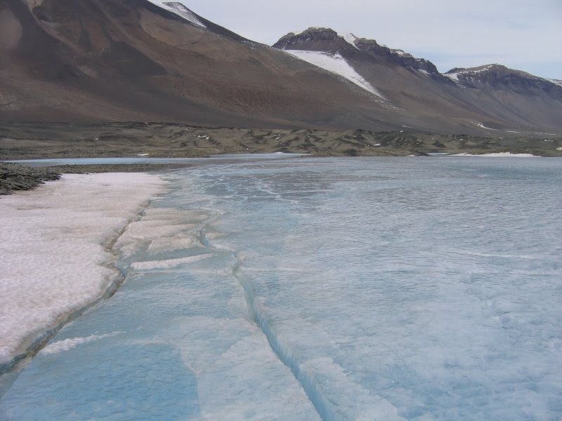 Озеро дон жуан в антарктиде. Озеро дон жуан в антарктиде фото. Фото озера дон жуан. Озеро дон жуан. Самое соленое озеро дон жуан в антарктиде.