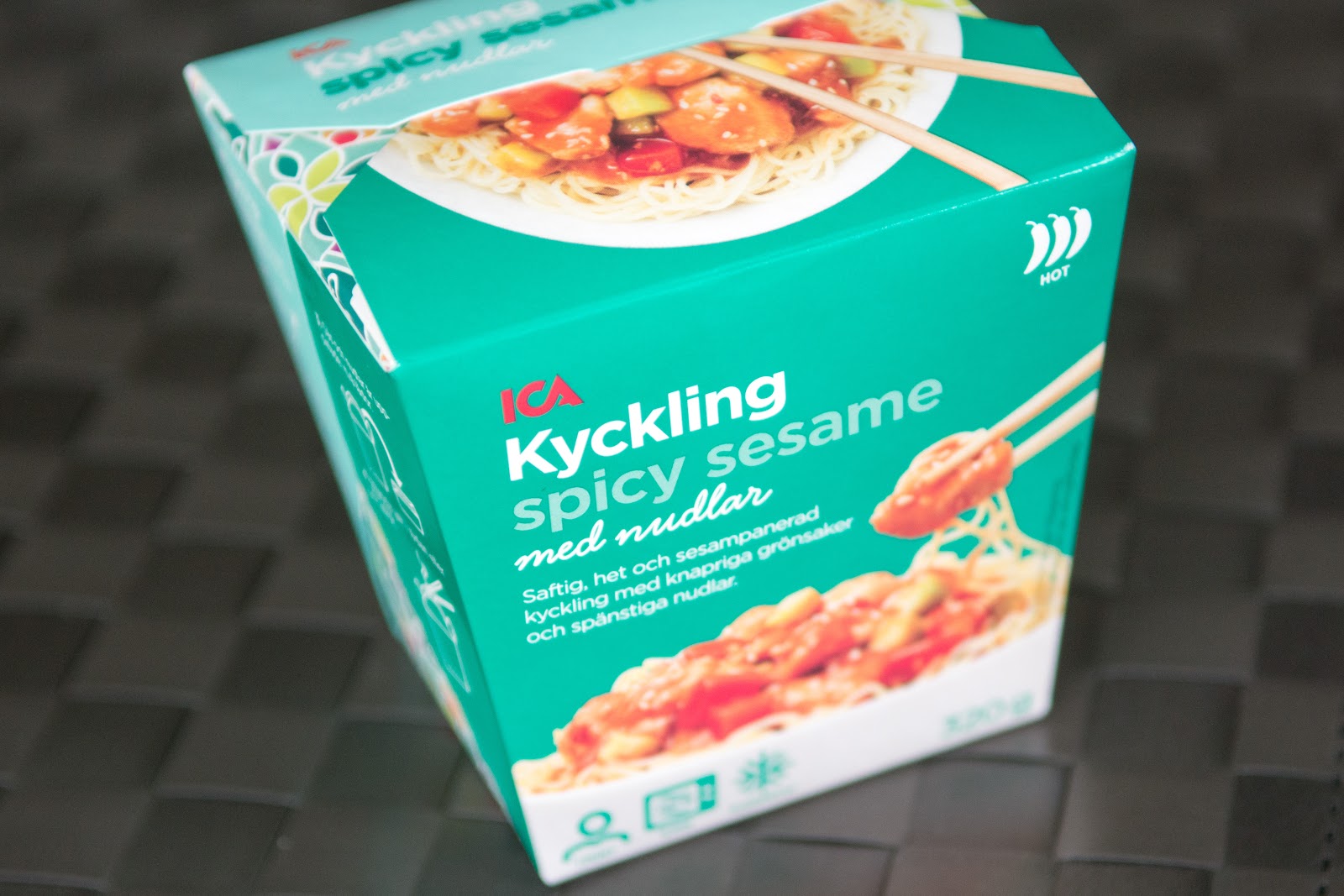 ICA Kyckling Spicy sesame med nudlar eller en krispig nudelpuck?
