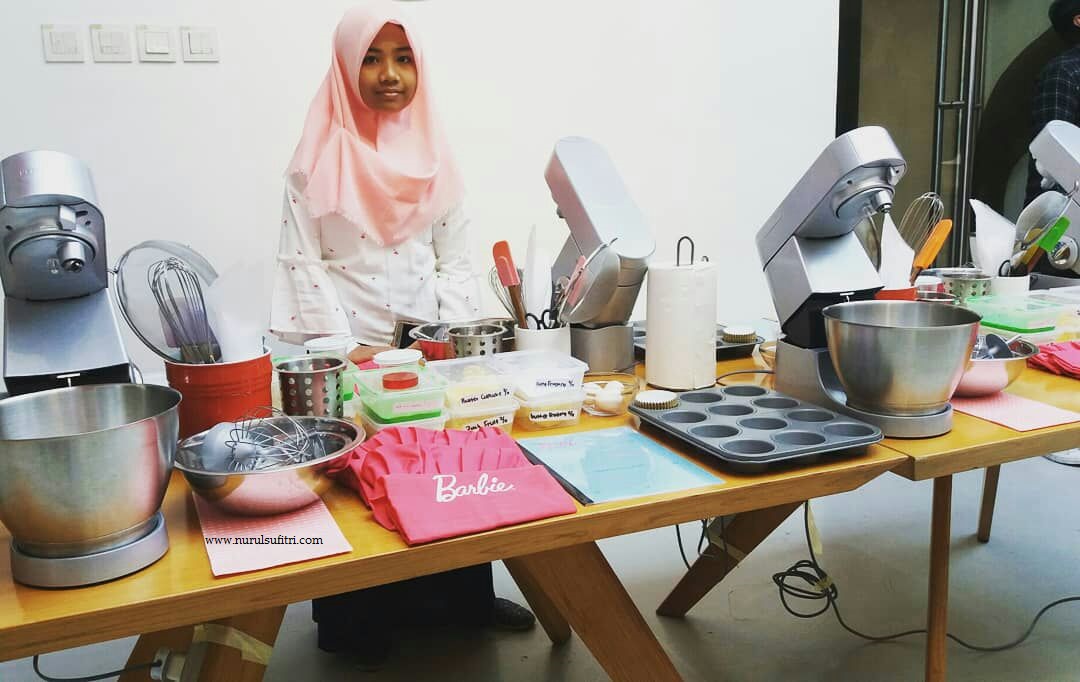 teteh rafa shahira di depan meja alat bahan membuat cupcakes masak bersama barbie chef stella lowis nurul sufitri blogger