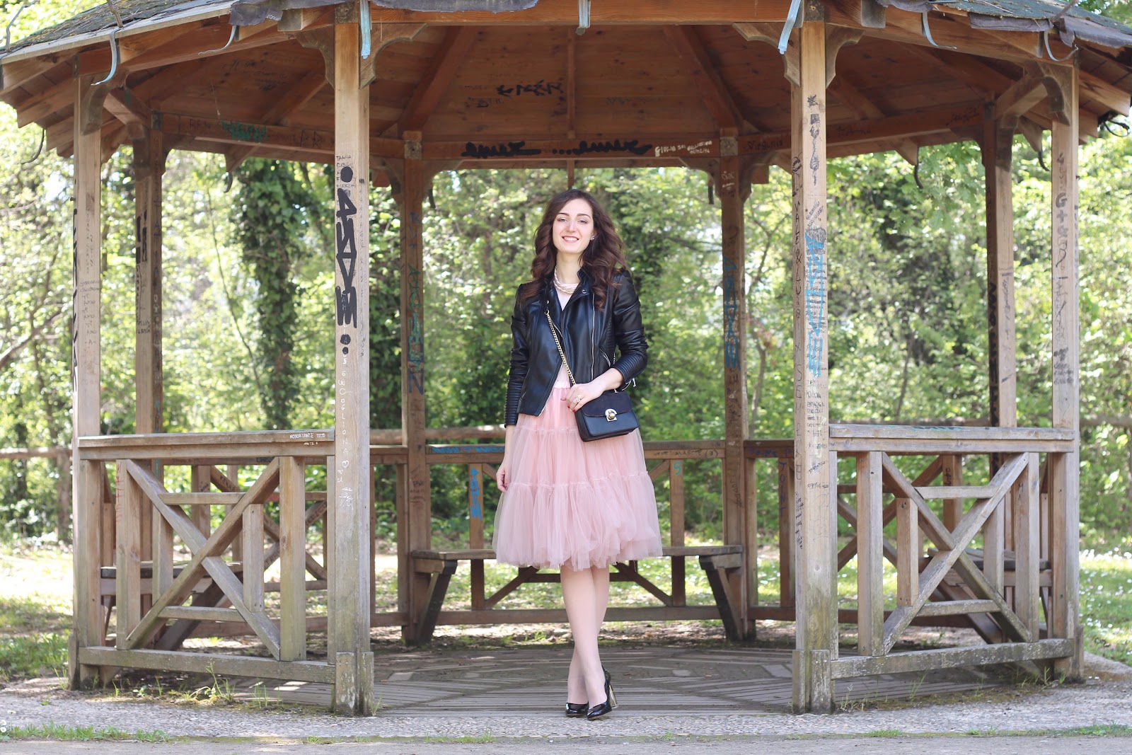 fashion style blogger italian girl italy ootd outfit vogue glamour pescara tulle skirt gonna rosa pink chic wish collana charme bijoux necklace zara heels shoes scarpe tacchi bag borsa jacket leather giacca chiodo pelle look rock chic